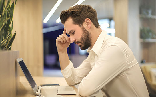Stressad man på kontor